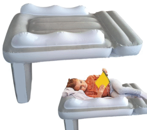 cama hinchable niños tumbados avión